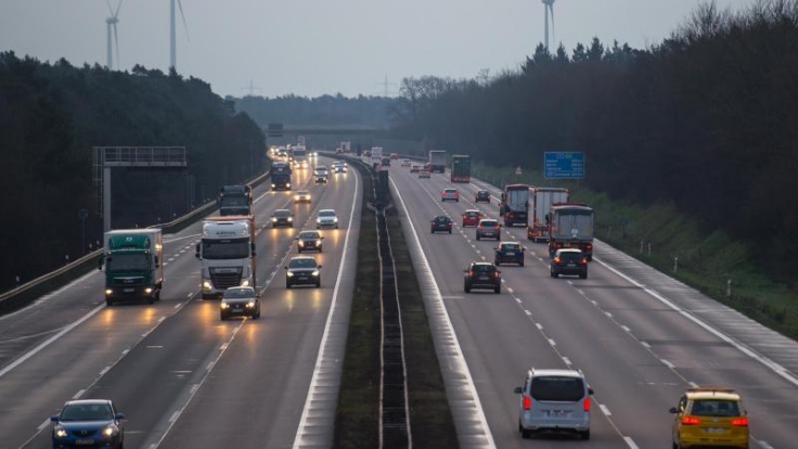 Auf den meisten Autobahnen in Deutschland wird es am Wochenende eher wenig Verkehr geben. Skiurlauber müssen auf der Hin- oder Rückfahrt jedoch etwas Geduld aufbringen.