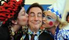 'Gebützt' wird Niedersachsens Ministerpräsident David McAllister (CDU) während des Besuches von rund 20 Närrinnen in der niedersächsischen Staatskanzlei in Hannover. Traditionell um 11.11 Uhr zur Weiberfastnacht hatten die bunt kostümierten Damen der Lindener Narren symbolisch die Macht für eine halbe Stunde im Regierungssitz übernommen. Foto: Holger Hollemann Foto: dpa