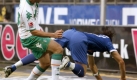 Harter Einsatz: Claudio Pizarro(l., Werder Bremen) geht rustikal gegen den Bochumer Philipp Bnig vor. Foto: dpa