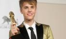 Singer Justin Bieber poses in the press room at the 2011 Billboard Music Awards in Las Vegas on Sunday, May 22, 2011. (AP Photo/Dan Steinberg)

Letzte Nacht wurden in der MGM Grand Garden Arena in Las Vegas die Billboard Music Awards 2011 vergeben und unter den vielen Gewinnern war ein junger Mann ganz besonders erfolgreich: Justin Bieber! Der 17-Jährige durfte nicht nur Freundin Selena Gomez ordentlich abknutschen, er hat auch sechs Preise mit nach Hause genommen!

Darunter den Award als bester Newcomer und den Top Digital Artist. Rapper Eminem konnte genauso viele Preise einheimsen, er wurde unter anderem als bester Künstler, als bester männlicher Künstler und bester Rapper ausgezeichnet. Beyoncé hat den Millennium-Award gewonnen.
Justin Bieber (17) und Selena Gomez (18) haben es offenbar satt, ihre Liebe länger zu verstecken. Bei den gestrigen Billboard Music Awards 2011 haben sich die Beiden in aller Öffentlichkeit geküsst!
Zuerst müssen wir Justin gratulieren, denn er war mit sechs Preisen einer der absoluten Abräumer des Abends, nur Eminem konnte ihm ernsthaft Konkurrenz mahen.

Bei dem Gewinn des “Top New Artist”-Awards stand Justin Bieber auf und knutschte erst einmal seine hübsche Freundin Selena Gomez (sagte die beste Gruppe an), so wie es sich gehört. Viele seiner Fans dürften vor Neid geplatzt sein!

Selena sah wunderschön aus in ihrem schwarzen Kleid von Dolce & Gabbana, das i-Tüpfelchen auf dem Abend. Diese Preise konnte Justin mit nach Hause nehmen:
Top New Artist
Top Social Artist
Top Streaming Artist
Top Digital Media Artist
Top Pop Album (My World 2.0)
Top Streaming Song (Baby) Foto: dapd