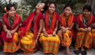 Indische Stammesfrauen aus dem Staat Assam warten, bis sie bei der Indigenous Peoples' Conclave in Neu Delhi an der Reihe sind. Hunderte von Indigenen und Stammesangehörigen aus ganz Indien nahmen an der Veranstaltung teil.  Foto: dapd