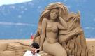 In Zhoushan, einer Region im östlichen China, hat eine Ausstellung mit 60 Sandskulpturen von bekannten Disney-Charakteren eröffnet. Wer ist hübscher? Die nachgeahmte Meerjungfrau oder die posierende Touristin aus Fleisch und Blut? Foto: dapd/Xinhua, Xu Yu