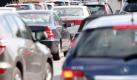 Den Stau umfahren oder aushalten? Navigationsgeräte mit modernen Verkehrsinfosystemen können solche Fragen beantworten. Foto: dpa