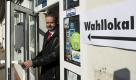Der Spitzenkandidat der Linken Wulf Gallert verlässt in Magdeburg nach seiner Stimmabgabe das Wahllokal. Die Partei lieferte sich mit der SPD ein Kopf-an-Kopf-Rennen um Platz zwei. Die Sozialdemokraten hatten im Wahlkampf allerdings eine rot-rote Koalition als Juniorpartner abgelehnt.
 Foto: dapd