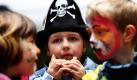 Ayleen, Mark und Hannes (von links nach rechts) haben sich beim Piratenfest im Natur- und Umweltpark (NUP) in Güstrow schminken und einkleiden lassen. Der NUP hat die Kleinen am Internationalen Kindertag zu einem großen Fest unter dem Motto Die Piraten sind los eingeladen. Foto: dpa