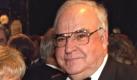 Mit einer Regierungszeit von 16 Jahren (1982-1998) war Helmut Kohl (CDU) der bislang am längsten amtierende Kanzler. Nach dem Fall der Mauer 1989 setzte der Kanzler der Einheit in internationalen Verhandlungen die Wiedervereinigung des geteilten Deutschlands durch. Außenpolitisch trieb er maßgeblich den europäischen Integrationsprozess und die Euro-Einführung voran. Foto: dpa