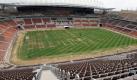 Vier Vorrundenspiele finden in Polokwane, dem sicheren Ort, statt. Das 45.000 Menschen fassende Peter-Mobaka-Stadion steht in der Provinz Limpopo, 1310 Meter über dem Meeresspiegel gelegen. Bergbau und Landwirtschaft bestimmen das Leben der  etwa 500.000 Einwohner. In der Umgebung werden heute zahlreiche Geländetouren in die Wildparks angeboten. Foto: dpa
