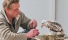 Vertrauen ist harte Arbeit. Bei Jungtieren beginnt die Beziehung zum Falkner mit dem Füttern. Wird sie gefestigt, arbeitet es sich mit den Greifvögeln später bei Flugvorführungen gut. Foto: Privat