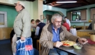 Bedürftige essen in der Tafel in Frankfurt (Oder) Mittag, aufgenommen am 19.11.2009. Der Tafelladen sowie die Tafel selber werden von der Frankfurter Arbeitsloseninitiative e.V. betrieben. Hier kann jeder essen gehen oder bekommt Lebensmittel, der bedürftig ist und eine Berechtigungskarte hat. In Frankfurt (Oder) sind derzeit etwa 1.700 Bedürftige registriert. Foto: Patrick Pleul/lbn +++(c) ZB-FUNKREGIO OST - Honorarfrei nur für Bezieher des ZB-Regiodienstes+++ Foto: dpa