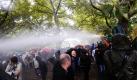 Die Polizei beschiesst Gegner des Bahnhofprojekts Stuttgart 21 am Donnerstag (30.09.10) im Schlosspark in Stuttgart mit Wasserwerfern. Die Polizei wollte damit Wege im Stuttgarter Schlossgarten raeumen, den eine Gruppe von Demonstranten blockierte. Insgesamt versammelten sich mehrere Tausend Menschen im Schlossgarten, um erneut gegen das Milliardenprojekt zu protestieren, darunter zahlreiche Schueler. Nach dem Abriss des Nordfluegels des Hauptbahnhofs sollen nun in einem ersten Schritt 105 Baeume fuer das umstrittene Projekt gefaellt werden
 Foto: dapd