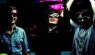 Wer Indie-Musik noch immer in erster Linie mit Bescheidenheit und Melancholie verbindet, der sollte sich schleunigst mit den Friendly Fires befassen. Ihr Mischung aus Rock und Dance hat schon mehrere Sommerhits wie das wundervolle Jump In The Pool hervorgebracht. Und auf der Bühne lässt sich das englische Quartett gerne noch von einer kompletten Sambagruppe zusätzliches Leben einhauchen. Foto: XL Records
