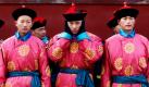 In Peking stellen Statisten in ihren glänzenden Gewändern ein kaiserliches Gefolge dar. Die Männer proben für die Feier zum lunaren Neujahr am 3. Februar die Vorführung eines Opferungsrituals im Tempel des Himmels. Das aufwendige Ritual wurde von den Kaisern der Ming- und Qing-Dynastien zwischen 1368 und 1911 aufgeführt. Es bringt dem Imperator und seiner Nation Gesundheit und Sicherheit.  Foto: dapd