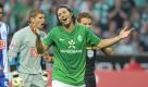 Was wäre Werder Bremen ohne Claudio Pizarro? Der schlitzohrige Bremer Angreifer sicherte den Werderanern den glücklichen Sieg gegen Hertha. Auch Schiedsrichter Dr. Felix Brych war daran nicht ganz unbeteiligt. Foto: dpa