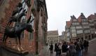 Wiederum reiben sollen potenzielle Glücksritter am Fuß des Esels der Stadtmusikanten aus Bremen. Dass es schon viele probierten, zeigen seine glänzenden Fesseln. Foto: dpa
