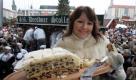 ARCHIV: Das Dresdner Stollenmaedchen Christine Herrmann praesentiert auf dem Striezelmarkt in Dresden beim Stollenfest ein Stueck des Riesenstollens (Foto vom 05.12.09). Stollen zaehlt neben Pfefferkuchen und Lebkuchen zum beliebtesten Weihachtsgebaeck in Deutschland. Vor allem seine Dresdner Variante gilt als das Original schlechthin. Mit dem Landesobermeister der Saechsischen Baeckerinnung und Vizepraesident des Deutschen Baeckerhandwerks, Michael Wippler, sprach ddp-Korrespondent Torsten Hilscher zu Beschaffenheit und richtiger Lagerung. (zu ddp-Text) Foto: Uwe Meinhold/ddp Foto: ddp