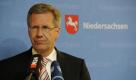 Noch ein Kandidat der Union: Niedersachsens Ministerpräsident Christian Wulff (CDU). Sein Vorteil: Er hat viel Sympathien in der Partei und auch in der Bevölkerung. Und er könnte durchaus Ambitionen haben. Nachdem er öffentlich bekannt hatte, nicht mehr auf das Amt des Bundeskanzlers zu schielen, könnte Schloss Bellevue eine echte Alternative für Wulff sein. Nach Köhlers Rücktritt vermied er eine Antwort auf die Frage, ob er als Kandidat zur Verfügung steht. Ob er sich bitten lassen möchte?
 Foto: ddp