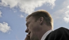Christoph Matschie, Spitzenkandidat der SPD fuer das Amt des Ministerpraesidenten, telefoniert am Freitag, 4. September 2009, nach dem Ende der Sondierungsgespraeche mit der Partei 'Die Linke' in Erfurt, Thueringen. Matschie traf sich am Freitag mit Bodo Ramelow, Spitzenkandidat der Partei Die Linke fuer das Amt des Ministerpraesidenten. Mit der CDU wollen die Sozialdemokraten am Samstag Sondierungsgespraeche fuehren. (AP Photo/Jens Meyer) --- Christoph Matschie, leader of the regional Social Democratic Party SPD and top candidate for state governor in Thuringia, phones in Erfurt, central Germany, on Friday, Sept. 4, 2009 after exploratory talks with Bodo Ramelow, the top candidate of the Left Party (Die Linke) for governor in Thuringia. (AP Photo/Jens Meyer) Foto: ap