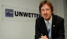 ARCHIV - Der Meteorologe und TV-Moderator Jörg Kachelmann sitzt am 31.05.2007 in Bochum in seiner Firma meteomedia vor dem Logo der Unwetterzentrale. Kachelmann sitzt nach Angaben von meteomedia wegen Vergewaltigungs-Verdacht in Untersuchungshaft. Damit bestätigte eine Sprecherin von meteomedia am Montag (22.03.2010) der Deutschen Presse-Agentur dpa in Köln einen Bericht von «Bild.de». Der Wetter-Experte (51) soll dem Bericht zufolge im Februar seine Freundin vergewaltigt haben. Foto: Horst Ossinger dpa/lnw +++(c) dpa - Bildfunk+++
pixel Foto: dpa