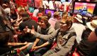 Auf der Spielemesse Gamescom können sich die Besucher richtig austoben. An einer Vielzahl vonSpielstationen testen sie die neuesten Games. Foto: dpa
