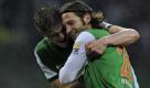 Siegtorschütze Torsten Frings (r.) jubelt nach seinem Treffer zum 3:2 mit Sebastian Prödl. Foto: ddp