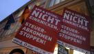 Campact-Aktivisten appellieren in Berlin: 'SPD und Grüne: Nicht einknicken, Steuerabkommen stoppen!'. Foto: Rainer Jensen/Archiv Foto: dpa