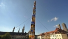 Der höchste Legoturm der Welt steht in München: Rund 50.000 Helfer haben ihn gebaut und damit den Weltrekord geknackt.  Foto: dpa