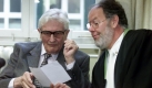 Julius Viel (links) 2001 im Ravensburger Landgericht mit seinem Verteidiger Ingo Pfliegner (r). Der 83-Jährige wurde beim sogenanntenRavensburger Kriegsverbrecherprozess des Mordes an sieben jüdischen Häftlingen 1945 in Böhmen für schuldig befunden und zu zwölf JahrenHaft verurteilt. Viel war im ZweitenWeltkrieg Untersturmführer der Waffen-SS. Von 1948 bis 1983 arbeitete er für die Stuttgarter Zeitung, erhielt 1983 das Bundesverdienstkreuz amBande für sein ehrenamtliches Engagement. 2002 starb Viel. Foto: dpa