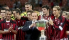 Ein teures Hobby: 1986 kauft Berlusconi den Fußballklub AC Mailand, dem er seit 2006 auch wieder als Präsident vorsteht. Hier feiert er mit dem Team einen Sieg im Jahr 2007 gegen Juventus Turin. Foto: dpa