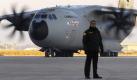 Ein Sicherheitsmann steht am Freitag (11.12.09) auf dem Flughafen von Sevilla (Spanien) vor einem Prototyp des Militaertransporters A400M. Der A400M hat seinen Jungfernflug nach mehr als zweijaehriger Verspaetung absolviert. Es handelt sich um das groesste und aufwendigste europaeische Militaerprojekt. Sieben Nationen - Deutschland, Frankreich, Spanien, Grossbritannien, die Tuerkei, Belgien und Luxemburg - haben 180 Maschinen zum Preis von mehr als 20 Milliarden Euro bestellt. Deutschland hat mit 60 Flugzeugen die groesste Order abgegeben. (zu ddp-Text) (weitere Bilder unter www.ddpimages.com) Foto: Michael Gottschalk/ddp Foto: ddp