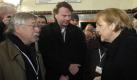 Bundeskanzlerin Angela Merkel unterhält sich am Montag (09.11.2009) auf dem S-Bahnhof an der Bornholmer Straße mit dem Liedermacher Wolf Biermann, in der Mitte steht der DDR-Bürgerrechtler und Journalist Siegbert Schefke, der im Oktober 1989 unter großer Gefahr die Leipziger Montagsdemonstration filmte und das Material westlichen Medien zukommen ließ. Den ganzen Tag über feiert Deutschland in der Hauptstadt den Fall der Mauer vor 20 Jahren am 09. November 1989. +++(c) dpa - Bildfunk+++

 Foto: dpa
