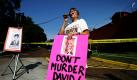 Gloria Rubac aus Houston protestiert mit einem Schild gegen den Vollzug der Todesstrafe an David Lee Powell. Die Proteste halfen jedoch nicht. Powell wurde gestern in Texas hingerichtet, nachdem er 32 Jahre für den Mord an einem Polizisten im Gefängnis saß. Foto: ap