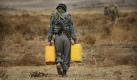 Ein US-Soldat in Afghanistan beschlagnahmt Mohnsamen, die zur Drogenherstellung verwendet werden. Foto: ap