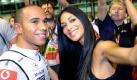 Auf Sängerin Nicole Scherzinger (rechts) scheinen manchmal mehr Kameras gerichtet zu sein als auf die rasenden Boliden in der Formel 1. Hier drückt sie ausnahmsweise mal selbst auf den Auslöser. Lewis Hamilton und die sexy Sängerin sind bereits seit 2007 ein Paar. Obwohl sie sich einmal kurzzeitig trennten, haben sie sich wieder zusammengerauft. Foto: dpa