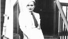 Maskuline Elemente aus der Herrenmode  waren das Markenzeichen der Berliner Sängerin und Schauspielerin Marlene Dietrich. Meist posierte sie im Hosenanzug und mit Krawatte um den Hals vor der Kamera. Foto: wikipedia