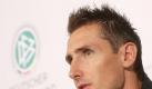 Miroslav Klose will sich nicht auf ein Ende seiner Karriere als Nationalspieler festlegen. Foto: dpa