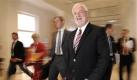 ARCHIV - Der CDU-Ministerpraesident Peter Harry Carstensen ist am Donnerstag, 16. Juli 2009 auf dem Weg in den Plenarsaal im Landtag von Kiel, Schleswig-Holstein. Das Landesparlament stimmte am Donnerstag auf CDU-Initiative einstimmig einem Dringlichkeitsantrag zu, mit dem die Abstimmung ueber Neuwahlen angesetzt wird. Die Entscheidung findet voraussichtlich am (morgigen) Freitag statt. (AP Photo/Fabian Bimmer)  --- FILE - Christian Democratic state governor Peter Harry Carstensen (CDU) is seen on his way to a meeting of the parliament of Germany's state Schleswig-Holstein in Kiel, northern Germany, on Thursday, July 16, 2009. After the break up of the coalition between the Social Democratic Party and the Christ Democratic Party (CDU) on Wednesday, the state parliament is voting about new elections. (AP Photo/Fabian Bimmer) Foto: ap
