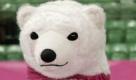 Goldmedaillen-Gewinner Sven Kramer läuft an einem Maskottchen der Eisschnelllauf-EM in Norwegen vorbei.  Foto: ap