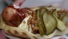Annie Soegild reicht am Sonntag (10.06.01) ein daenisches Hotdog in Soenderhav in Daenemark an einen Kunden. Soegild verkauft seit 1966 in ihrem kleinen Imbiss in Soenderhav einige Kilometer von der deutschen Grenze entfernt Hotdogs und kann eine grosse deutsche und daenische Fangemeinde ihr eigen nennen, die schmatzend gestehen, dass Annies Hotdogs die besten dieser Welt sind. Foto: Tim Riediger/ nordpool/ ddp Foto: ddp