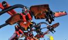 Für «echte» Ninjas geht es in Little Asia in die Lüfte. Das Karussell Flying Ninjago ist schnell wie ein Tornado. In 22 Meter Höhe wirbeln die Krieger über das Ninjago Miniland hinweg und können dabei tollkühn Überschläge wagen. Foto: Legoland Deutschland