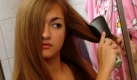 ... Die nassen Haare werden sorgfältig Strähne für Strähne gekämmt und der Kamm mit wird auf einem Tuch ausgestrichen. Bei Befall finden sich die Kopfläuse auf dem Tuch wieder. Foto: dpa