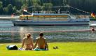 ARCHIV - Ein Paar sitzt auf der Liegewiese des Freibades am Titisee im Schwarzwald (Archivfoto vom 09.08.2005). Die Baden-Württemberger geben im Urlaub mehr Geld aus als die übrigen Deutschen. Das ergab eine Umfrage der Forschungsgemeinschaft Urlaub und Reisen im Auftrag der Stuttgarter Tourismusmesse CMT. Beliebteste Reiseziele der Schwaben und Badener sind neben Spanien, Italien, Bayern, Österreich und der Türkei auch das eigene Bundesland. Foto: Rolf Haid dpa/lsw (zu lsw-Umfrage: 'Umfrage: Baden-Württemberger sind im Urlaub ausgabefreudig' vom 05.01.2008) +++(c) dpa - Bildfunk+++
 Foto: dpa