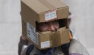 Ein Mann präsentiert in London eine eher ungewöhnliche Kopfbedeckung. Foto: ap