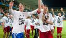 Seinen ersten Titel feierte Neuer 2009 in Schweden. Mit der U21-Nationalmannschaft gewann der Keeper durch ein 4:0 gegen England die Europameisterschaft. Hier jubelt der damals 23-Jährige mit Bremens Abwehrspieler Sebastian Boenisch. Foto: dpa