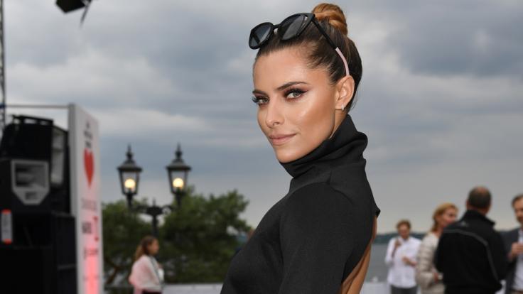 An Sophia Thomallas Outfit scheiden sich die Geister.