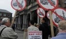 Zum Beispiel in Köln: Die rechtsradikale Initiative Pro Köln protestiert vor dem Rathaus gegen ein muslimisches Gotteshaus in Köln-Ehrenfeld. Pro Köln ist seit 2004 unter dem Verdacht einer rechtsextremistischen Bestrebung im NRW-Verfassungsschutzbericht aufgeführt, aber im Stadtrat vertreten. Im September 2008 plante sie einen sogenannten Anti-Islamisierungskongress in Köln. Der Kongress fand jedoch nicht statt. Foto: ddp
