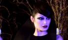 Hommage an Vampir-Hype: Die Kreationen des Designers Stephane Rolland muten geheimnisvoll und dunkel an. Die Schminke und die Kleider der Models erinnern an die Twilight-Romane von Stephanie Meyer. Bei den Proben zu der Women´s Fashion Week in Singapur machten die neuen Designs einen gute Figur. Foto: dpa