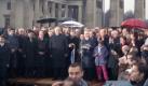 Am 22.12.1989 wird die Grenze am Brandenburger Tor in Berlin, die seit dem 13.08.1961 Ost- und Westberlin teilte, in Anwesenheit von Bundeskanzler Helmut Kohl (CDU) für Fußgänger geöffnet. Viele Menschen wollten diesen historischen Moment miterleben und harrten auch bei Regen aus. Es war der Tag der Emotionen und der großen Worte. Foto: Peer Grimm dpa/lbn (zu dpa/lbn-Korr: «Berlin jetzt freue dich»: Brandenburger Tor wieder offen vom 17.12.2009) +++(c) dpa - Bildfunk+++ Foto: dpa
