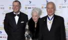 Der ehemalige US-Astronaut Buzz Aldrin (r.), dessen Ehefrau Lois Driggs Cannon und der Vertriebsleiter von Opel, Alain Viser, auf dem roten Teppich. Der 81-jährige Aldrin ist eine echte Raumfahrtlegende. Er betrat 1969 als zweiter Mensch den Mond.
 Foto: ddp