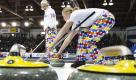 Die Norwegerin Ingrid Stensrund (vorn) im Spiel gegen Lettland bei der Damen-Weltmeisterschaft in Curling in Swift Current, Kanada. Foto: ap