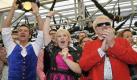 Die Volksmusikanten lassen die Sau auf dem Oktoberfest raus: Florian Silbereisen (links) und Heino. Die Herren haben Maite Kelly von der gleichnamigen Musikfamilie in ihre Mitte genommen. Foto: dpa